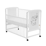 Patut din lemn bebe, 120x60 cm, Cu laterala culisanta, Din lemn de pin si mdf, Stabil si rezistent, Inaltime saltea reglabila pe 3 nivele, Laterala cu 3 bete detasabile, EN716-1, EN716-2, Alb, Qmini, Timmi Elephant