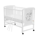 Patut din lemn bebe, 120x60 cm, Cu laterala culisanta, Din lemn de pin si mdf, Stabil si rezistent, Inaltime saltea reglabila pe 3 nivele, Laterala cu 3 bete detasabile, EN716-1, EN716-2, Alb, Qmini, Timmi Elephant + Saltea 12 cm