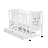 Patut din lemn bebe, 120x60 cm, Cu sertar, Din lemn de pin si mdf, Stabil si rezistent, Inaltime saltea reglabila pe 3 nivele, Laterala cu 3 bete detasabile, EN716-1, EN716-2, Alb, Qmini, Timmi Elephant + Saltea 8 cm