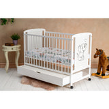 Patut din lemn bebe, 120x60 cm, Cu sertar, Din lemn de pin si mdf, Stabil si rezistent, Inaltime saltea reglabila pe 3 nivele, Laterala cu 3 bete detasabile, EN716-1, EN716-2, Alb, Qmini, Timmi Elephant + Saltea 8 cm