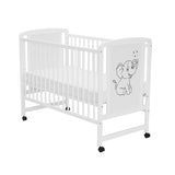 Patut din lemn bebe, 120x60 cm, Din lemn de pin si mdf, Stabil si rezistent, Inaltime saltea reglabila pe 3 nivele, Laterala cu 3 bete detasabile, EN716-1, EN716-2, Alb, Qmini, Timmi Elephant