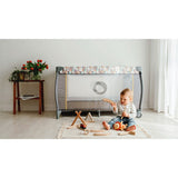 Patut pliant, Lionelo, Sven Plus, 120x60 cm, Cu doua nivele, Cu arcada jucarii, masuta de infasat, vibratii, melodii, conform cu standardele europeane de securitate EN716 si EN12221, Bej Latte