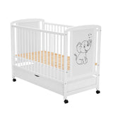 Patut din lemn bebe, 120x60 cm, Cu sertar, Din lemn de pin si mdf, Stabil si rezistent, Inaltime saltea reglabila pe 3 nivele, Laterala cu 3 bete detasabile, EN716-1, EN716-2, Alb, Qmini, Timmi Elephant + Saltea 12 cm