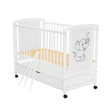 Patut din lemn bebe, 120x60 cm, Cu sertar, Din lemn de pin si mdf, Stabil si rezistent, Inaltime saltea reglabila pe 3 nivele, Laterala cu 3 bete detasabile, EN716-1, EN716-2, Alb, Qmini, Timmi Elephant + Saltea 12 cm