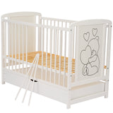 Patut din lemn, 120x60 cm, Cu sertar, Din lemn de pin si mdf, Stabil si rezistent, Inaltime saltea reglabila pe 3 nivele, Laterala cu 3 bete detasabile, EN716-1, EN716-2, Alb, Qmini, Timmi Heart + Saltea 12 cm
