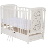 Patut din lemn, 120x60 cm, Cu sertar, Din lemn de pin si mdf, Stabil si rezistent, Inaltime saltea reglabila pe 3 nivele, Laterala cu 3 bete detasabile, EN716-1, EN716-2, Alb, Qmini, Timmi Heart + Saltea 12 cm