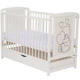 Patut din lemn, 120x60 cm, Cu sertar, Din lemn de pin si mdf, Stabil si rezistent, Inaltime saltea reglabila pe 3 nivele, Laterala cu 3 bete detasabile, EN716-1, EN716-2, Alb, Qmini, Timmi Heart + Saltea 12 cm