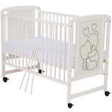 Patut din lemn bebe, 120x60 cm, Din lemn de pin si mdf, Stabil si rezistent, Inaltime saltea reglabila pe 3 nivele, Laterala cu 3 bete detasabile, EN716-1, EN716-2, Alb, Qmini, Timmi Heart