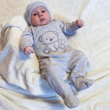 Set 4 piese, New Baby, Include bluza, body cu maneca lunga, salopeta fara maneci, caciulita, Marime 56, Din bumbac 100%, Sweet Bear Beige